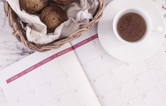 Café sobre una agenda