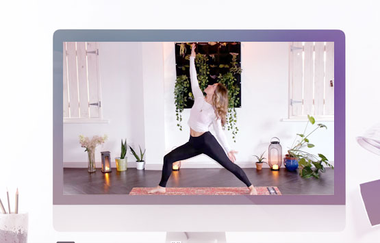 Ordenador de mesa con chica haciendo yoga